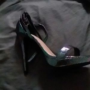 *Brand new*NEVER WORN dark multi-colored high heel